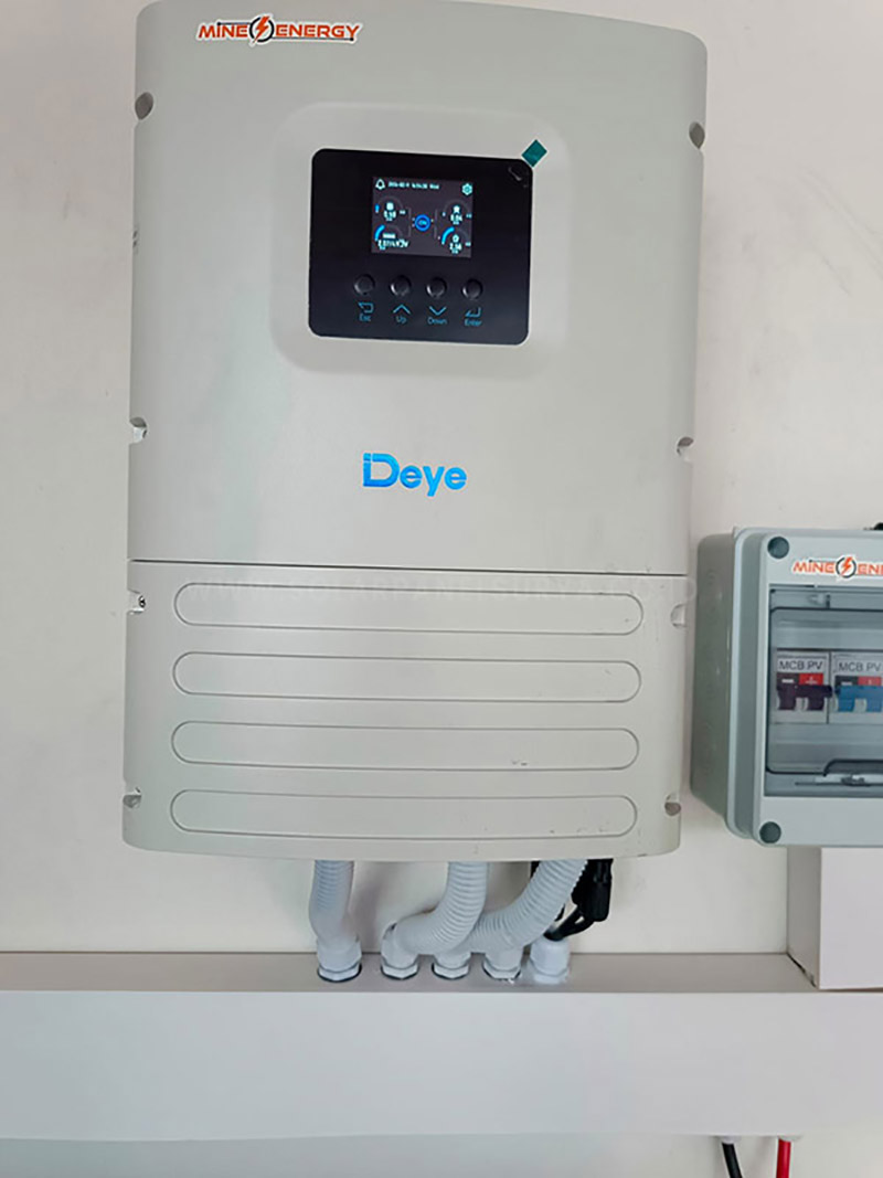 Inverter panel surya mengubah listrik DC menjadi AC.