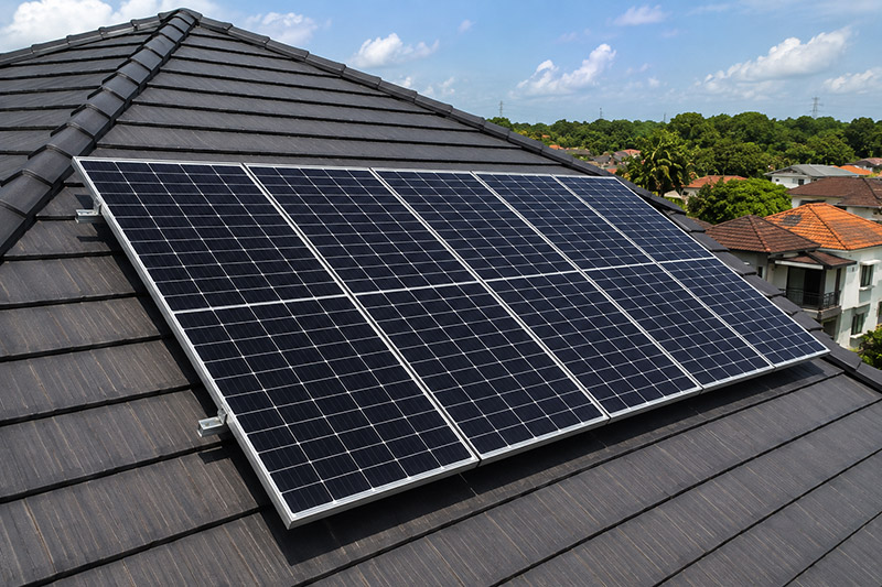 Panel surya monocrystalline terpasang di atap rumah.