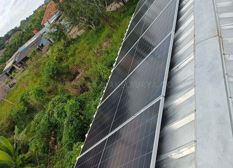 Pemasangan panel surya pada atap kawasan industri