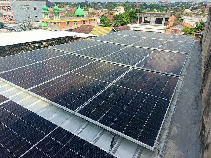 Instalasi panel surya atap dengan beberapa modul panel surya pada bangunan