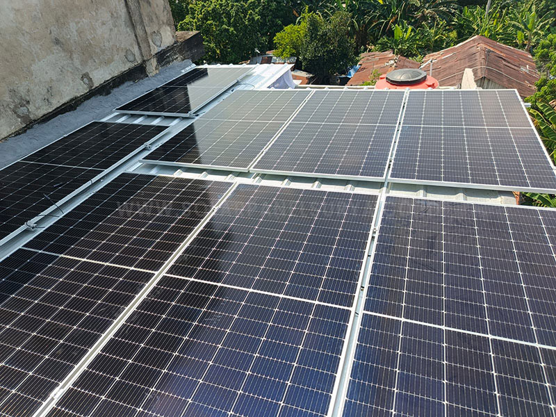 Instalasi panel surya pada atap luas untuk menghasilkan energi listrik